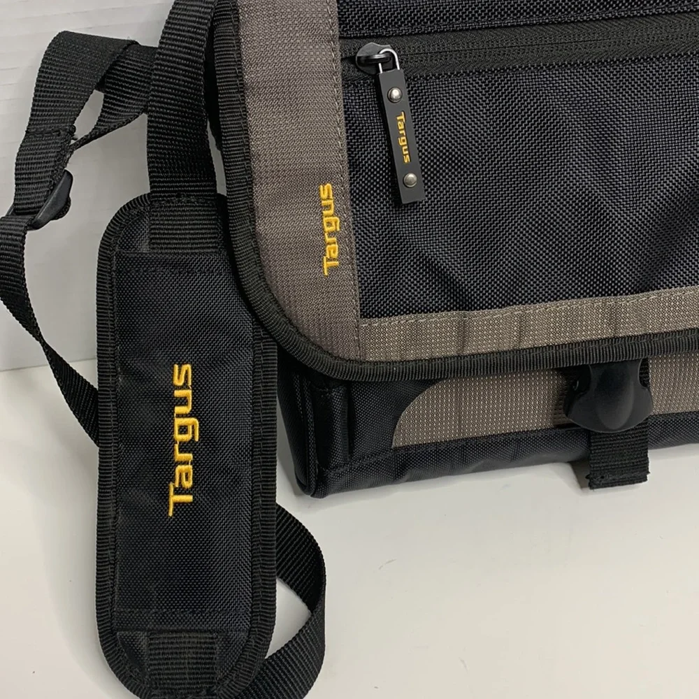 Targus | Black Padded Convenient Laptop iPad Carry Satchel Business Travel Bag